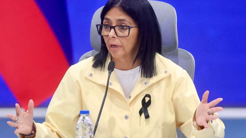 La funcionaria venezolana Delcy Rodríguez habla durante una intervención sobre la gestión gubernamental ante los recientes sismos. Foto de: CNN en Español