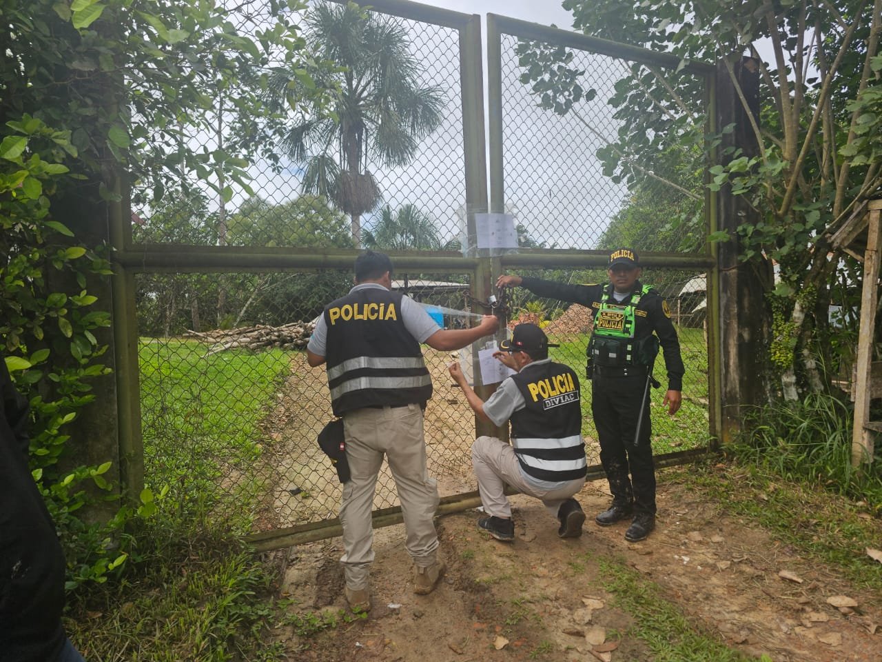 Lita Ferreyra Ahunari, — Agentes de la policía peruana realizan una inspección en un área rural tras el operativo contra el tráfico de fauna silvestre. Foto de: Mongabay Perú