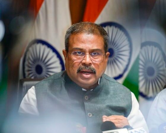 Dharmendra Pradhan — El ministro de Educación de la India es captado en una conferencia durante las protestas que motivaron su renuncia. Foto de: CNN en Español