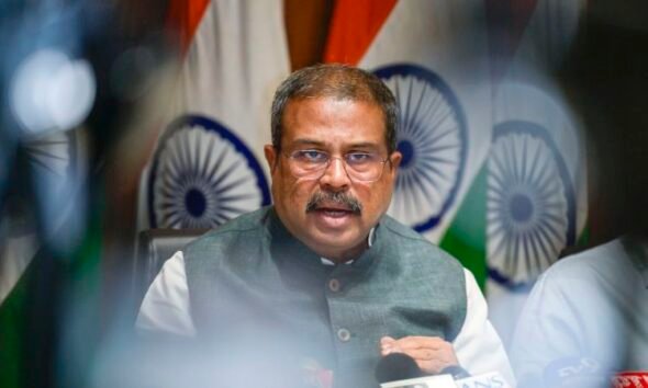 Dharmendra Pradhan — El ministro de Educación de la India es captado en una conferencia durante las protestas que motivaron su renuncia. Foto de: CNN en Español