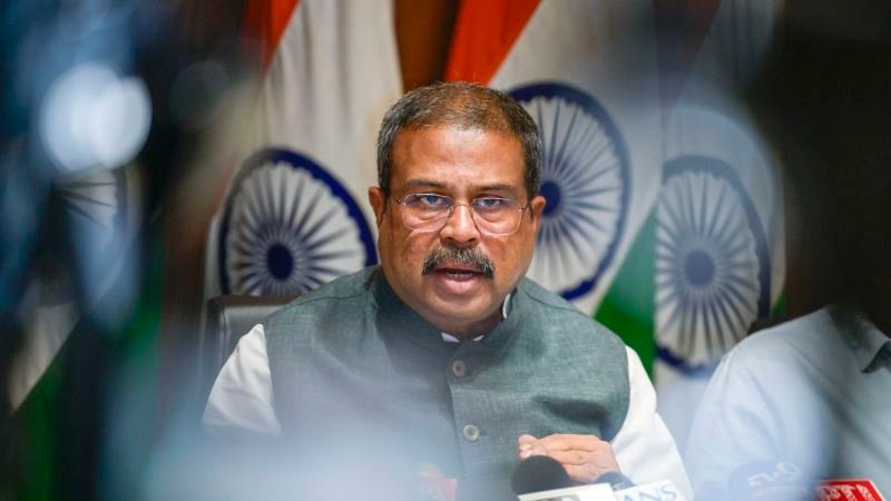 Dharmendra Pradhan — El ministro de Educación de la India es captado en una conferencia durante las protestas que motivaron su renuncia. Foto de: CNN en Español