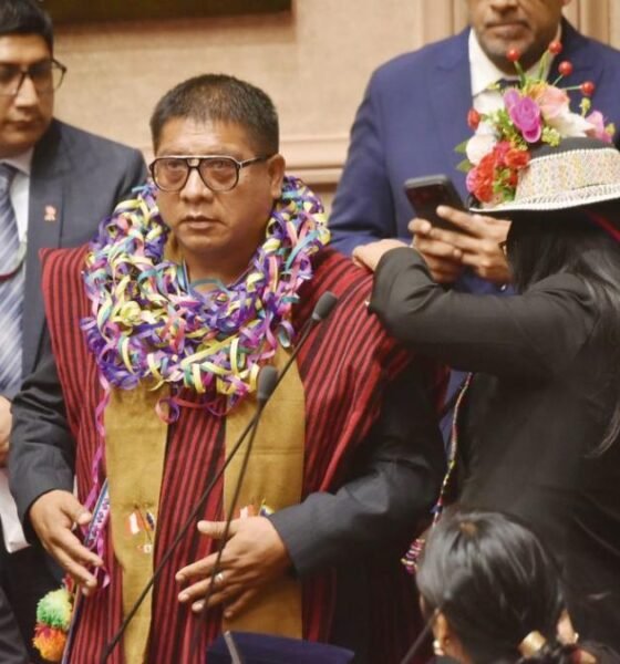 Diputado puneño investigado — El diputado César Tito es captado en un evento público mientras enfrenta acusaciones por los atentados a las comisarías de Puno. Foto de: Perú 21