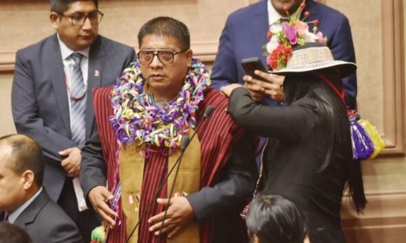 Diputado puneño investigado — El diputado César Tito es captado en un evento público mientras enfrenta acusaciones por los atentados a las comisarías de Puno. Foto de: Perú 21