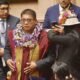 Diputado puneño investigado — El diputado César Tito es captado en un evento público mientras enfrenta acusaciones por los atentados a las comisarías de Puno. Foto de: Perú 21