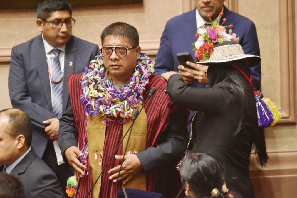 Diputado puneño investigado — El diputado César Tito es captado en un evento público mientras enfrenta acusaciones por los atentados a las comisarías de Puno. Foto de: Perú 21