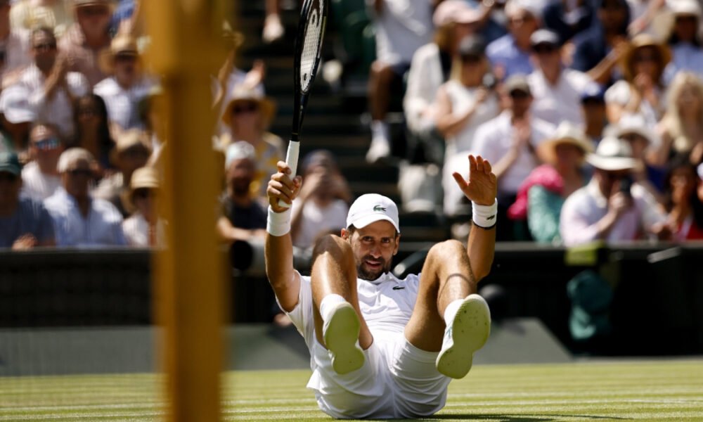 cuarta ronda — Novikov cae sobre la pista de tenis durante un partido en el torneo de Wimbledon. Foto de: EFE
