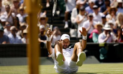 cuarta ronda — Novikov cae sobre la pista de tenis durante un partido en el torneo de Wimbledon. Foto de: EFE