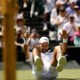 cuarta ronda — Novikov cae sobre la pista de tenis durante un partido en el torneo de Wimbledon. Foto de: EFE