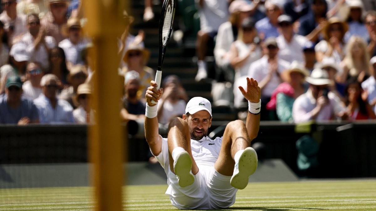cuarta ronda — Novikov cae sobre la pista de tenis durante un partido en el torneo de Wimbledon. Foto de: EFE