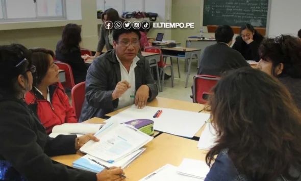 Docentes auxiliares recibirán — Docentes y personal educativo en una reunión de trabajo sobre las nuevas disposiciones del bono para el sector educativo. Foto de: ELTIEMPO.PE