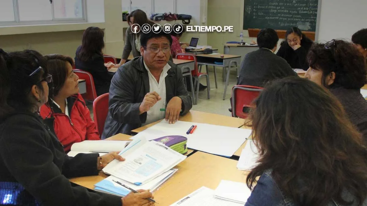 Docentes auxiliares recibirán — Docentes y personal educativo en una reunión de trabajo sobre las nuevas disposiciones del bono para el sector educativo. Foto de: ELTIEMPO.PE