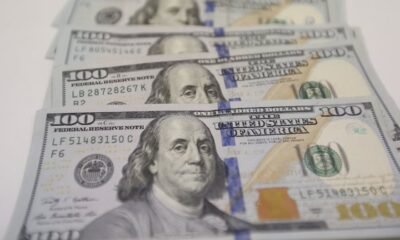dólar julio fed — Billetes de 100 dólares estadounidenses que reflejan la volatilidad y las proyecciones del mercado cambiario para el mes de julio. Foto de: Gestión