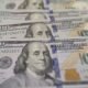 dólar julio fed — Billetes de 100 dólares estadounidenses que reflejan la volatilidad y las proyecciones del mercado cambiario para el mes de julio. Foto de: Gestión