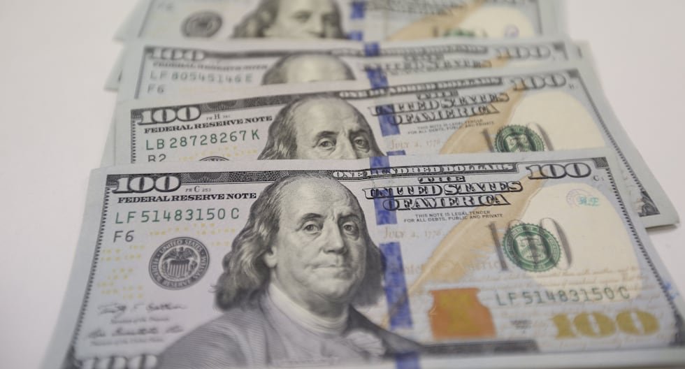 dólar julio fed — Billetes de 100 dólares estadounidenses que reflejan la volatilidad y las proyecciones del mercado cambiario para el mes de julio. Foto de: Gestión
