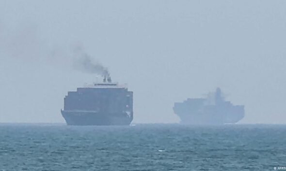 Dos petroleros — Buques de carga navegan por las aguas cercanas al estrecho de Ormuz, zona afectada por incidentes con minas marinas. Foto de: AFP