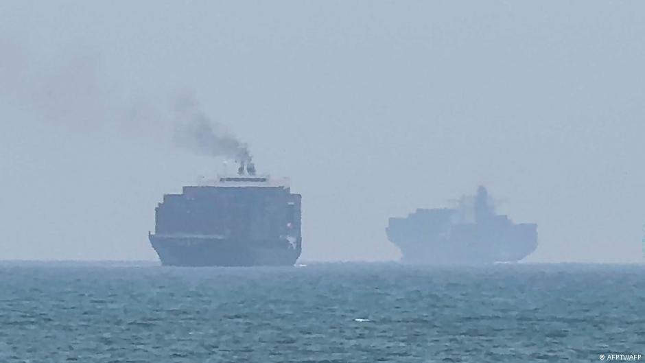 Dos petroleros — Buques de carga navegan por las aguas cercanas al estrecho de Ormuz, zona afectada por incidentes con minas marinas. Foto de: AFP