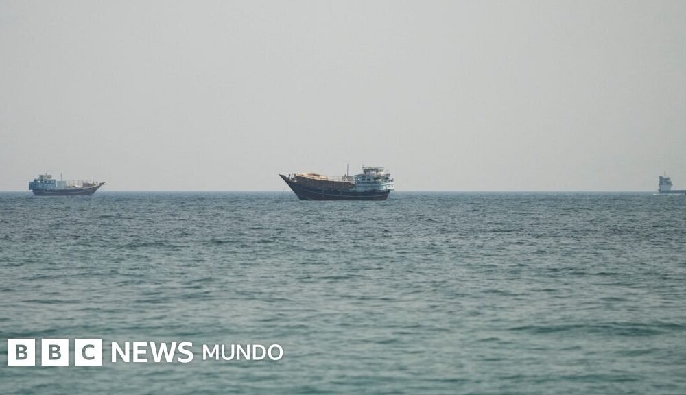 Ormuz sigue abierto — Buques mercantes navegan por el estrecho de Ormuz, una ruta marítima clave que permanece abierta pese a las tensiones entre EE. UU. e Irán. Foto de: Reuters