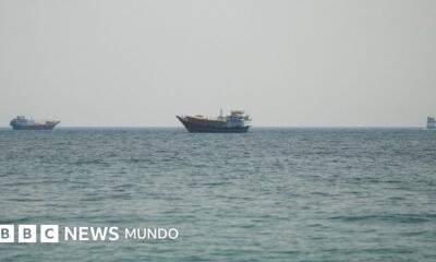 Ormuz sigue abierto — Buques mercantes navegan por el estrecho de Ormuz, una ruta marítima clave que permanece abierta pese a las tensiones entre EE. UU. e Irán. Foto de: Reuters
