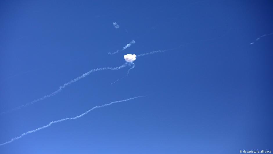 ejecuta ataques Irán — Rastros de misiles en el cielo simbolizan la escalada de tensiones y las acciones militares entre Estados Unidos e Irán. Foto de: dpa/picture alliance