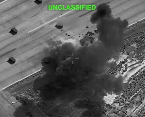 Irán intensifican ataques — Una explosión genera una densa nube de humo en lo que parece ser una instalación militar durante el conflicto entre EE.UU., Israel e Irán. Foto de: CNN en Español