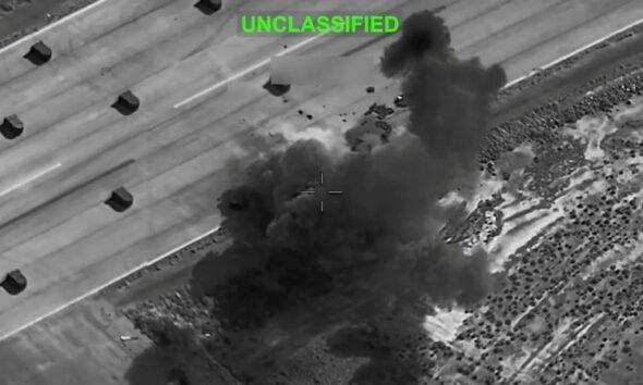 Irán intensifican ataques — Una explosión genera una densa nube de humo en lo que parece ser una instalación militar durante el conflicto entre EE.UU., Israel e Irán. Foto de: CNN en Español