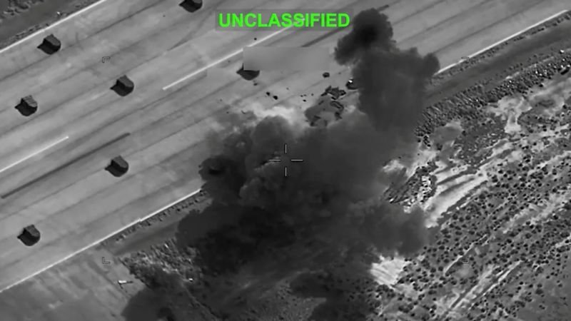 Irán intensifican ataques — Una explosión genera una densa nube de humo en lo que parece ser una instalación militar durante el conflicto entre EE.UU., Israel e Irán. Foto de: CNN en Español