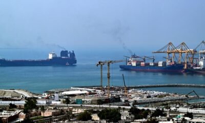 Golfo Pérsico, — Un petrolero y un portacontenedores en una terminal marítima, ilustrando la importancia estratégica del transporte de carga frente a las tensiones regionales. Foto de: AFP