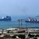 Golfo Pérsico, — Un petrolero y un portacontenedores en una terminal marítima, ilustrando la importancia estratégica del transporte de carga frente a las tensiones regionales. Foto de: AFP