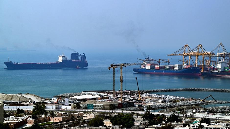 Golfo Pérsico, — Un petrolero y un portacontenedores en una terminal marítima, ilustrando la importancia estratégica del transporte de carga frente a las tensiones regionales. Foto de: AFP