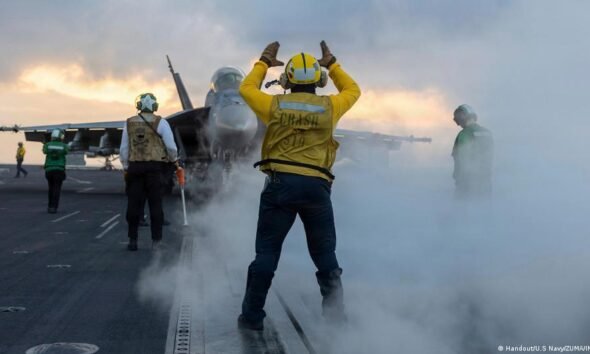 ofensiva militar — Personal de la Marina de los Estados Unidos en un portaaviones durante maniobras aéreas en medio de las tensiones con Irán. Foto de: Handout/U.S Navy/ZUMA/IMAGO