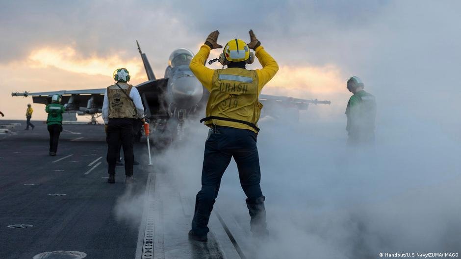 ofensiva militar — Personal de la Marina de los Estados Unidos en un portaaviones durante maniobras aéreas en medio de las tensiones con Irán. Foto de: Handout/U.S Navy/ZUMA/IMAGO
