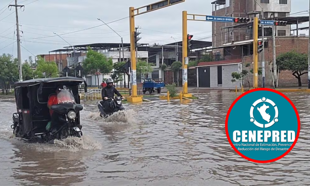 Vehículos circulan por calles inundadas en Perú debido a las intensas lluvias y el fenómeno de El Niño Costero. Foto de: CENEPRED