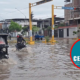 Vehículos circulan por calles inundadas en Perú debido a las intensas lluvias y el fenómeno de El Niño Costero. Foto de: CENEPRED