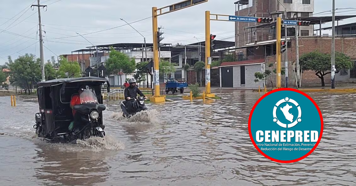 Vehículos circulan por calles inundadas en Perú debido a las intensas lluvias y el fenómeno de El Niño Costero. Foto de: CENEPRED
