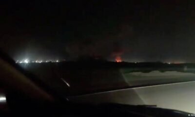 ataques en Irán — Fuego y humo se elevan tras un ataque cerca del aeropuerto de Iranshahr en Irán. Foto de: Reuters
