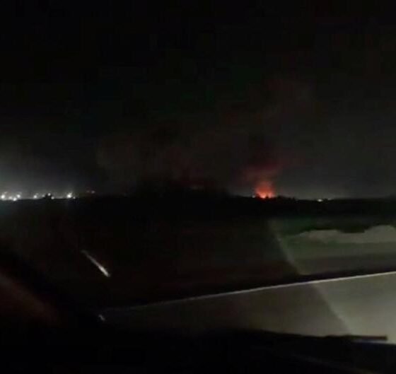 ataques en Irán — Fuego y humo se elevan tras un ataque cerca del aeropuerto de Iranshahr en Irán. Foto de: Reuters