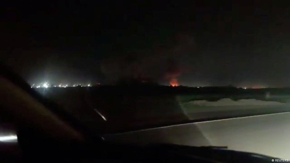 ataques en Irán — Fuego y humo se elevan tras un ataque cerca del aeropuerto de Iranshahr en Irán. Foto de: Reuters