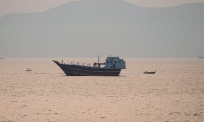 Estados Unidos — Un barco de carga navega por aguas tranquilas en una zona que evoca el estrecho de Hormuz. Foto de: Al Jazeera