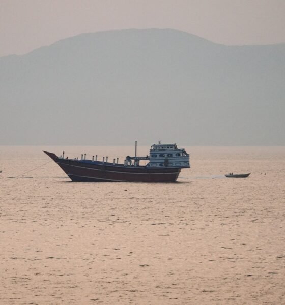 Estados Unidos — Un barco de carga navega por aguas tranquilas en una zona que evoca el estrecho de Hormuz. Foto de: Al Jazeera