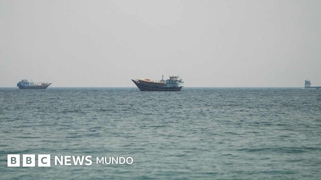 Estados Unidos — Buques mercantes navegan por el estrecho de Ormuz, una ruta marítima clave que permanece abierta pese a las tensiones entre EE. UU. e Irán. Foto de: Reuters