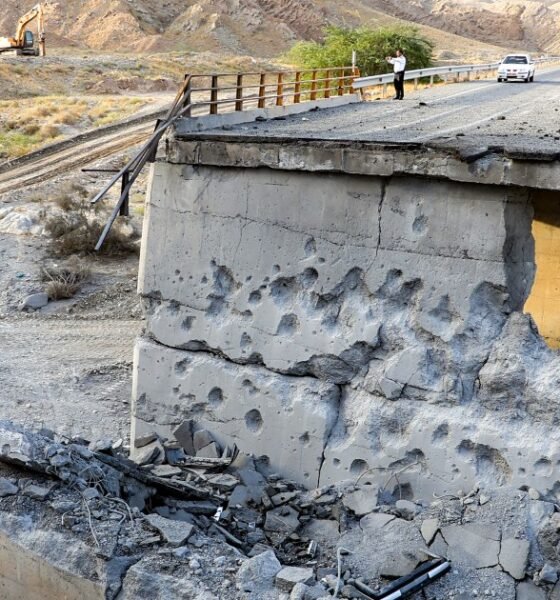 ataques contra infraestructura civil — Un puente gravemente dañado por un ataque de Estados Unidos en el sur de Irán tras acusaciones sobre ataques a sitios civiles. Foto de: Amir Hossein Khorgooie/ISNA/AFP