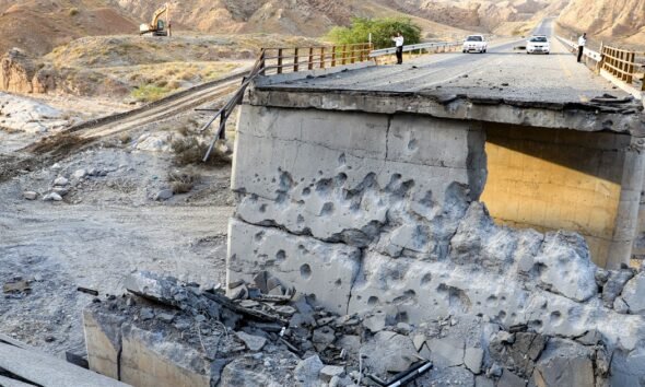 ataques contra infraestructura civil — Un puente gravemente dañado por un ataque de Estados Unidos en el sur de Irán tras acusaciones sobre ataques a sitios civiles. Foto de: Amir Hossein Khorgooie/ISNA/AFP