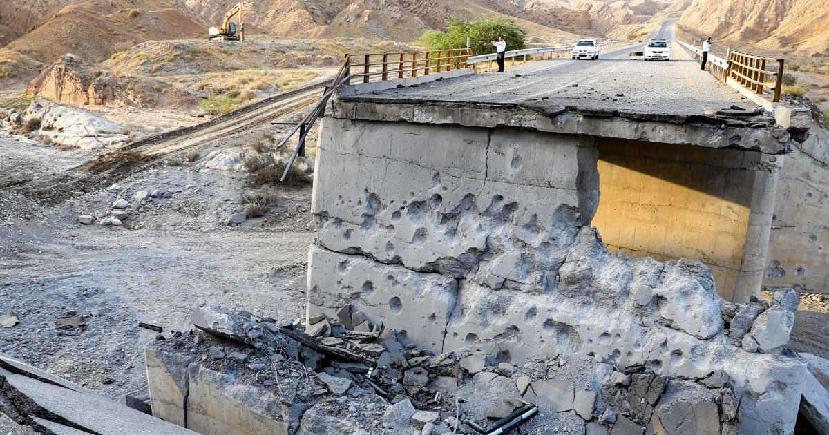 ataques contra infraestructura civil — Un puente gravemente dañado por un ataque de Estados Unidos en el sur de Irán tras acusaciones sobre ataques a sitios civiles. Foto de: Amir Hossein Khorgooie/ISNA/AFP