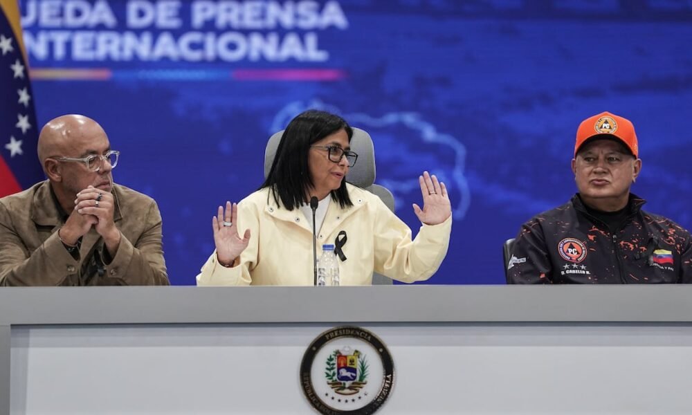 Estados Unidos — Jorge Rodríguez, Delcy Rodríguez y Diosdado Cabello participan en una rueda de prensa en Caracas durante las negociaciones políticas en Venezuela. Foto de: Chelo Camacho