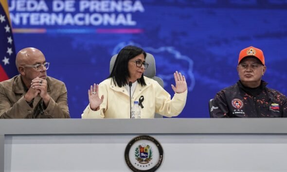 Estados Unidos — Jorge Rodríguez, Delcy Rodríguez y Diosdado Cabello participan en una rueda de prensa en Caracas durante las negociaciones políticas en Venezuela. Foto de: Chelo Camacho