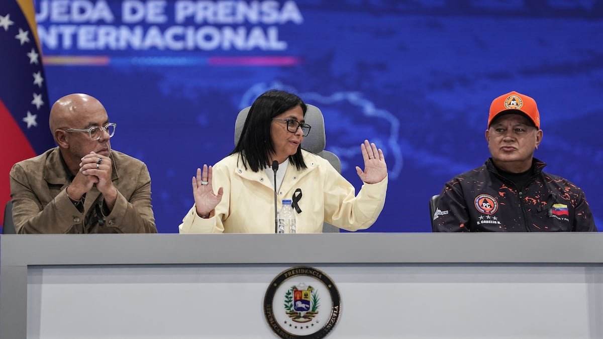 Estados Unidos — Jorge Rodríguez, Delcy Rodríguez y Diosdado Cabello participan en una rueda de prensa en Caracas durante las negociaciones políticas en Venezuela. Foto de: Chelo Camacho