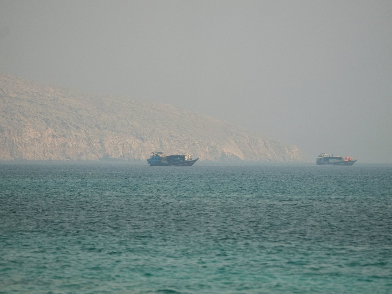 Buques de carga navegan por el Estrecho de Ormuz en medio de las tensiones y ataques entre Estados Unidos e Irán. Foto de: Reuters