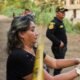 crisis de seguridad — Una vecina graba con su teléfono móvil una escena en la que se observa a un oficial de policía. Foto de: Rodrigo Abd / Ap Photo/rodrigo Abd