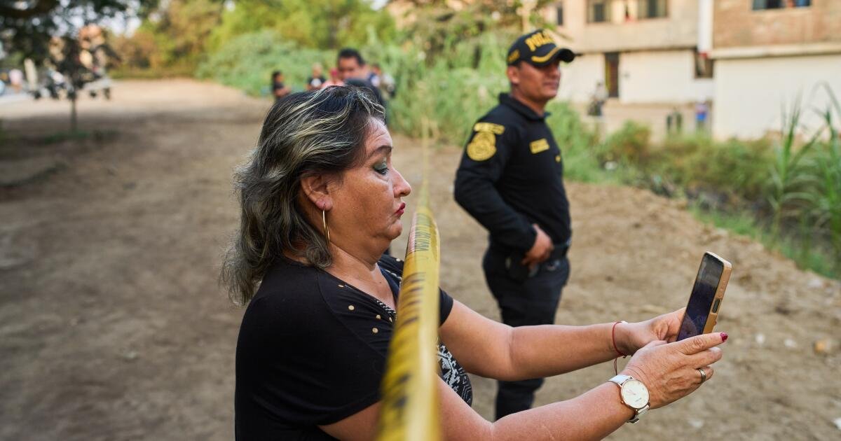 crisis de seguridad — Una vecina graba con su teléfono móvil una escena en la que se observa a un oficial de policía. Foto de: Rodrigo Abd / Ap Photo/rodrigo Abd