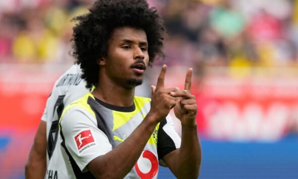 negociación Adeyemi — Adeyemi celebra un gol con el Borussia Dortmund tras alcanzar un acuerdo sobre su situación. Foto de: Marca